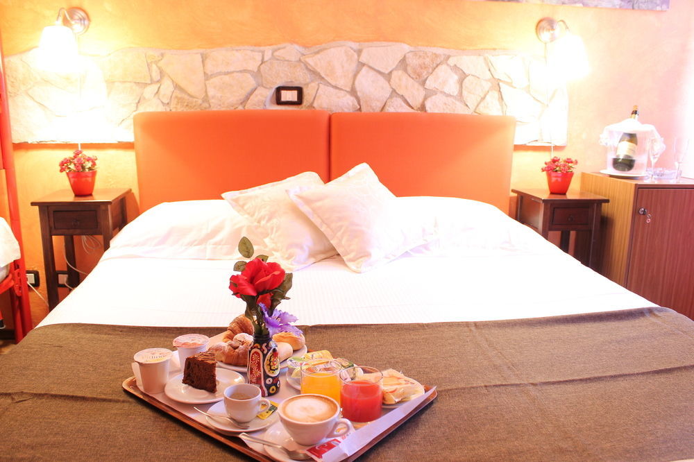 טרקיניה Hotel La Torraccia מראה חיצוני תמונה